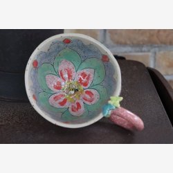 Krus med blomst og bi