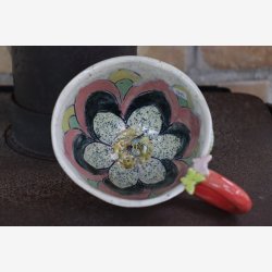 Krus med blomst og bi