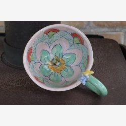 Krus med blomst og bi