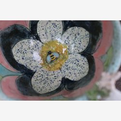 Krus med blomst og bi