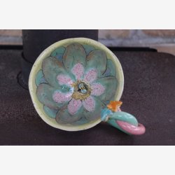 Krus med blomst og bi