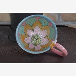 Krus med blomst og bi