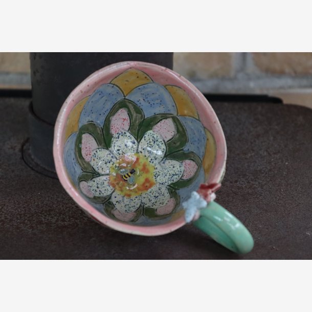 Krus med blomst og bi
