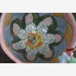 Krus med blomst og bi